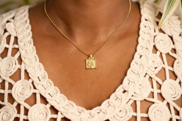 Pendentif histoire romaine aphrodite or jaune 18k et diamants joaillerie Taillandier