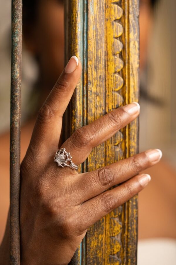 Bague en or blanc 18k histoire romaine aetius Joaillerie Taillandier