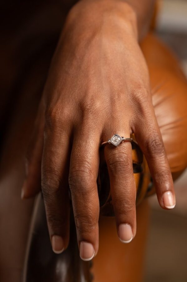 Solitaire en or blanc 18k fer de lance Joaillerie Taillandier