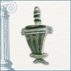 Fibule romaine représentant un vase antique issu de notre cabinet de curiosités