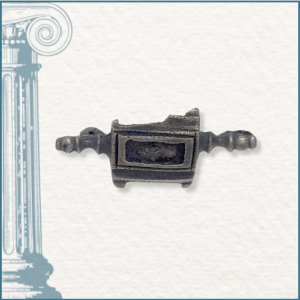 broche romaine représentant le bassin d’une villa antique.