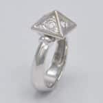 Bague pyramide