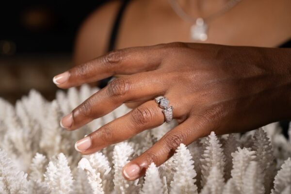 Bague oeuf de dinosaure diamant or blanc 18k Joaillerie Taillandier