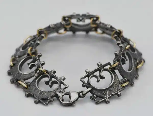 Bracelet pelta
