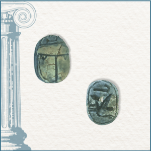 sceau égyptien représentant un scarabée sur une face, et des hiéroglyphes de l'autre. Cabinet de curiosités Taillandier