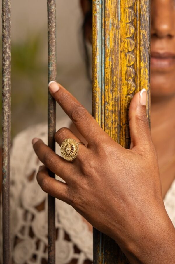 Bague histoire médiévale or jaune 18k joaillerie Taillandier