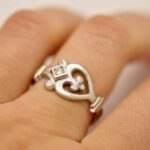 Bague-cœur-de-lys-or-blanc-Taillandier2