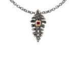 Pendentif créé d'après un os de dodo. argent et rubis Joaillerie Taillandier. Créateur à Montbrison Loire 42