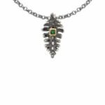 Pendentif créé d'après un os de dodo. argent et tsavorite Joaillerie Taillandier. Créateur à Montbrison Loire 42