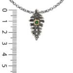 Pendentif créé d'après un os de dodo. argent et tsavorite Joaillerie Taillandier. Créateur à Montbrison Loire 42