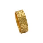 Alliance en or jaune 18k motif ciselure feuille de ginko