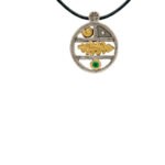 Pendentif en argent, rond en forme d'étagère sur laquelle sont disposés des motifs en or coquillage et feuille ainsi qu'une emeraude