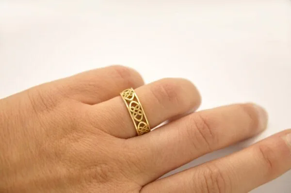 Anneau alliance cœurs or jaune 18K templier ajouré