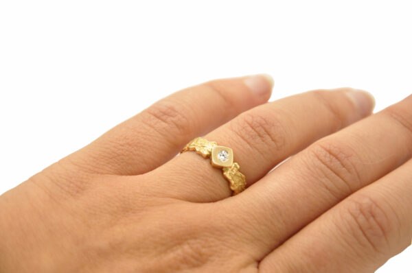 Solitaire or diamant texturé