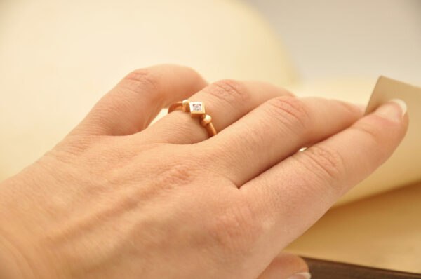 Solitaire en or rose et diamant naturel