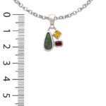 Pendentif inspiré du galbe de petits galets des plages bretonnes.